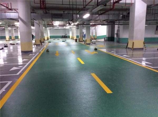 天冷了，也會干擾到停車場環(huán)氧地坪施工的進程