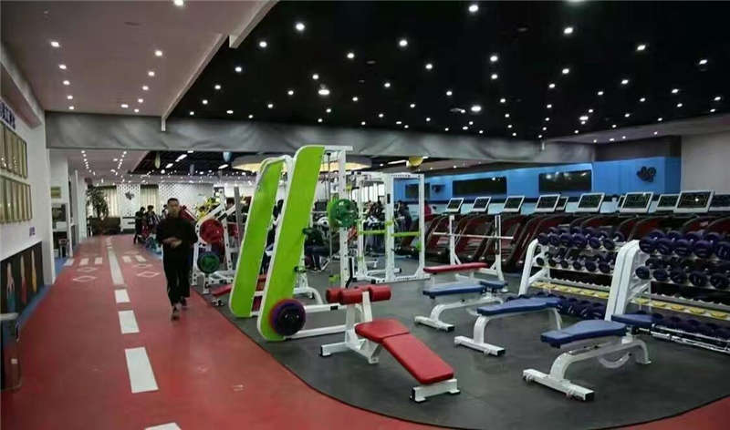 健身房地面用地坪漆施工時，可以選擇氟硅彈性地坪